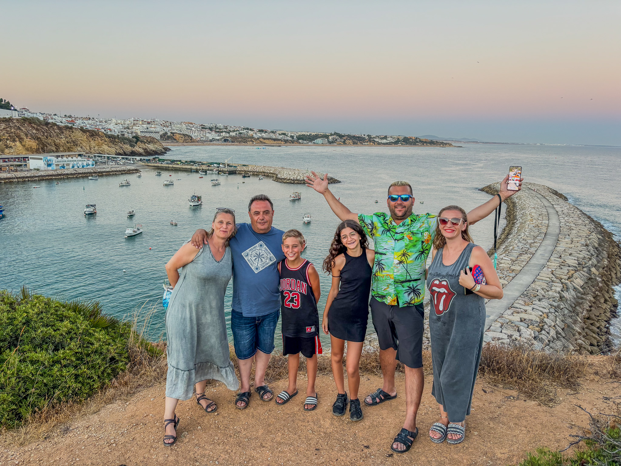 Grupo de clientes num miradouro sobre o porto de Albufeira