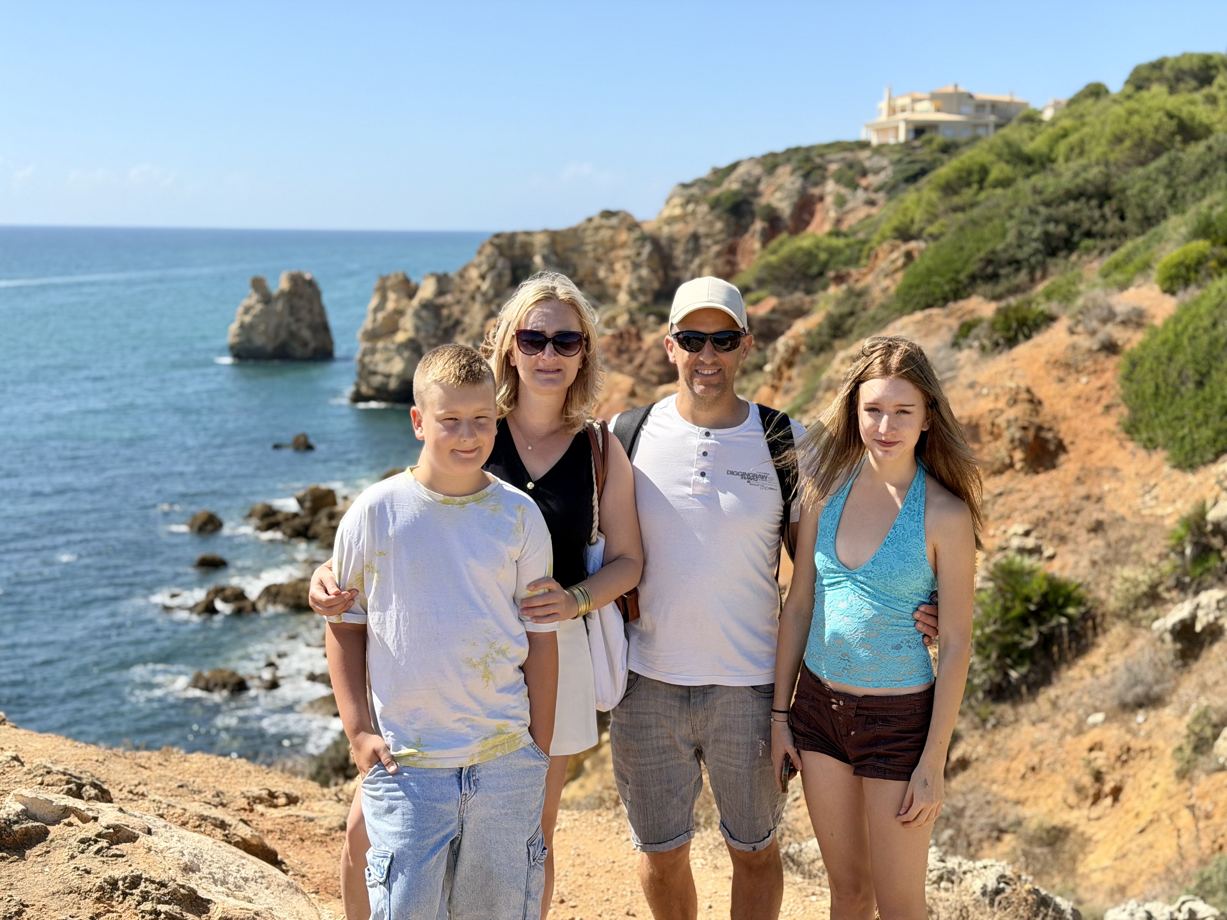 Família num tour de tuk tuk num miradouro de Albufeira